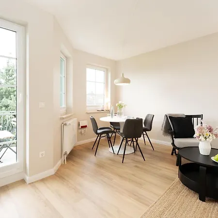 Commodore Meerfreude Apartament *